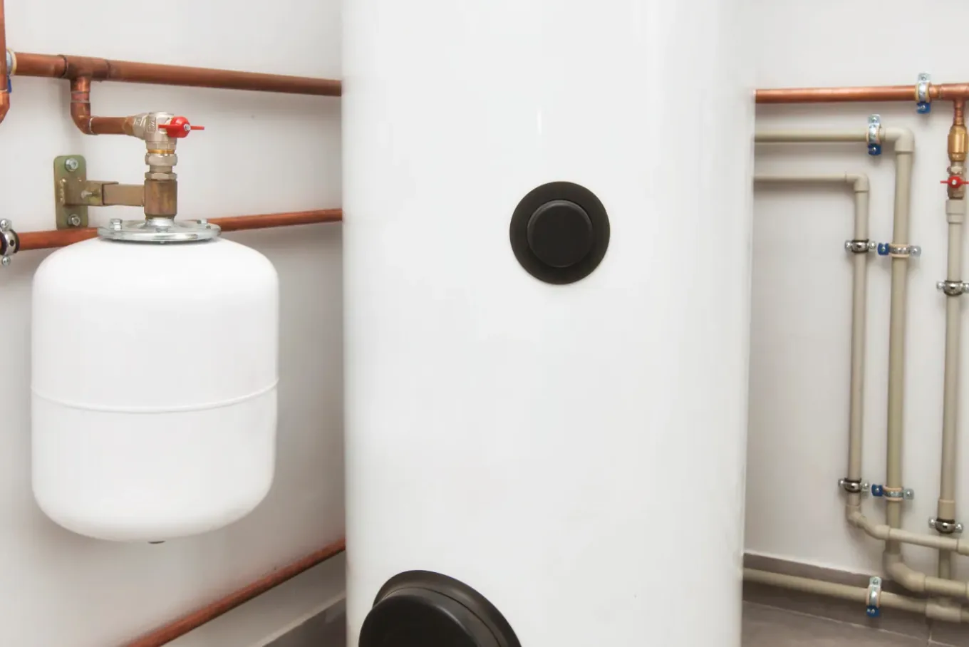 Vase d'expansion et raccordements repris sur une installation de chauffage dans le sud-Yvelines